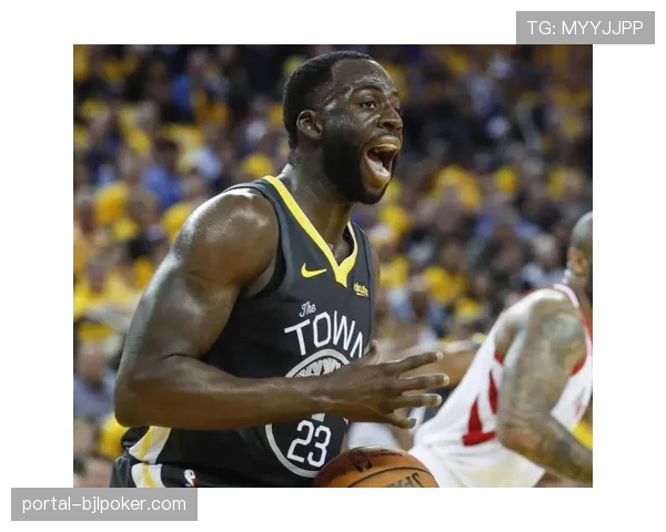 特写:德雷蒙德·格林在常规赛最后一战领取年度最佳防守球员奖杯 特写:德雷蒙德·格林在常规赛最后一战领取年度最佳防守球员奖杯